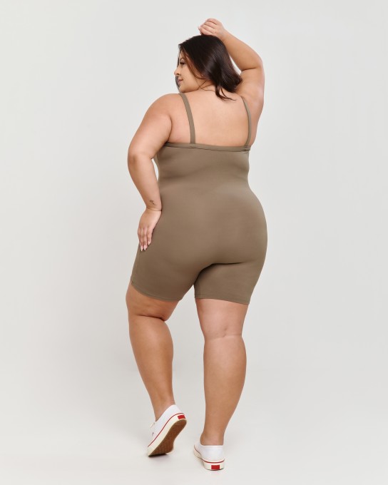 Macaquinho Basic Motion Plus Size Castan