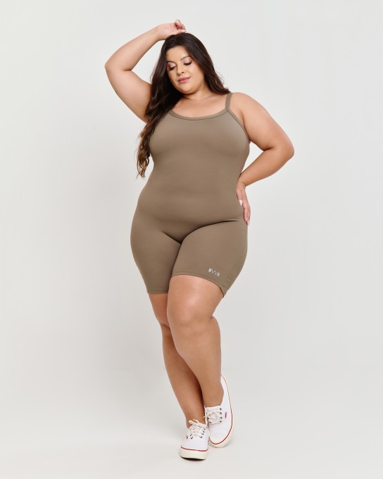 Macaquinho Basic Motion Plus Size Castan