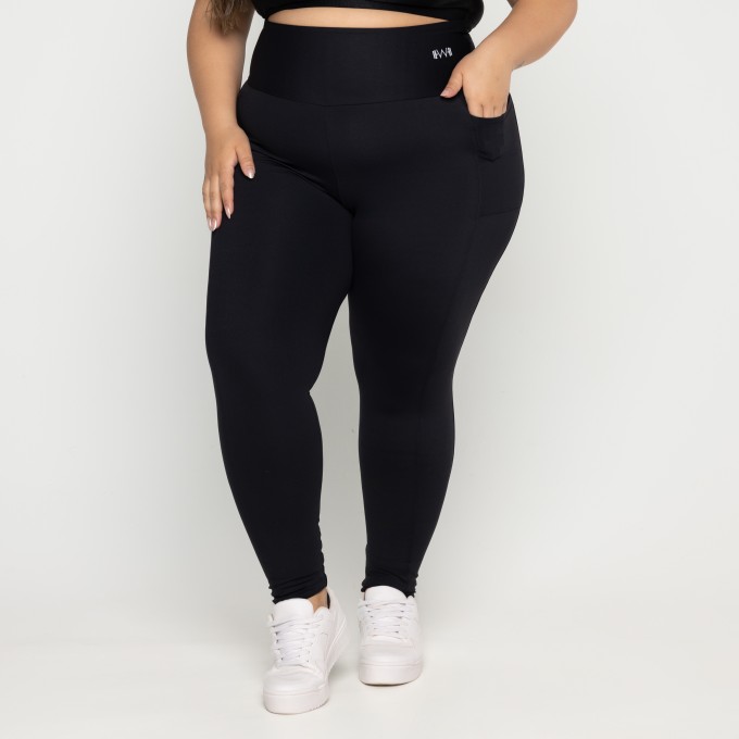 Calça com Bolso Lateral Plus Size Preto