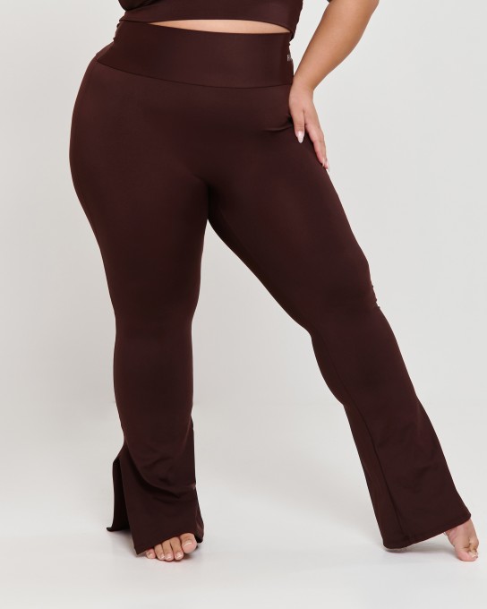 Calça Flare com Fenda Lateral Plus Size Dark Oak