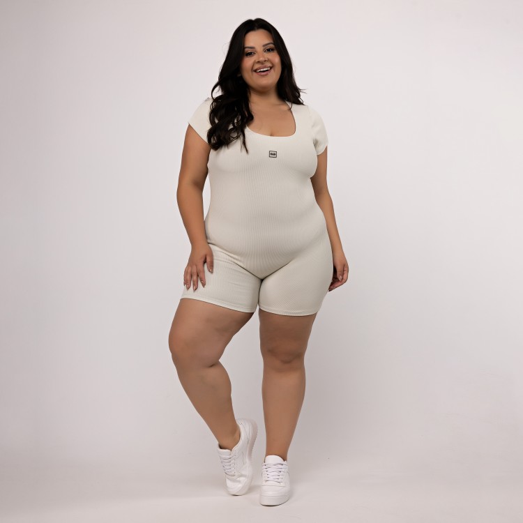 Macaquinho Canelado Manguinha Plus Size